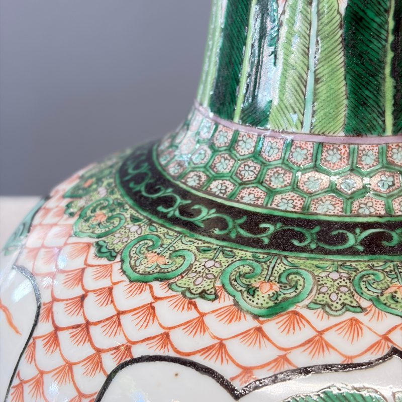 A pair of Chinese famille verte bottle vases with narrative design - 图19