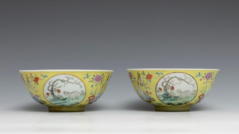 A pair of famille rose yellow-ground 'three rams' medallion bowls, Guangxu mark and of the period (1875-1908) - 图2