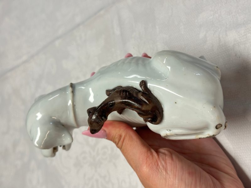 A pair of Chinese export white-glazed and biscuit models of hounds with pups - 图23