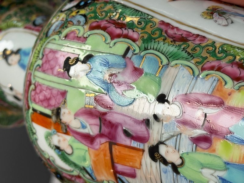 Four Chinese Canton famille rose vases and a covered bowl with figural design - 图49