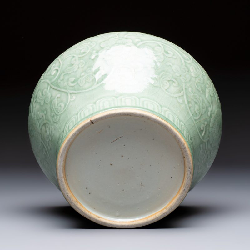 A Chinese celadon-glazed 'Flower Scroll' jar - 图7