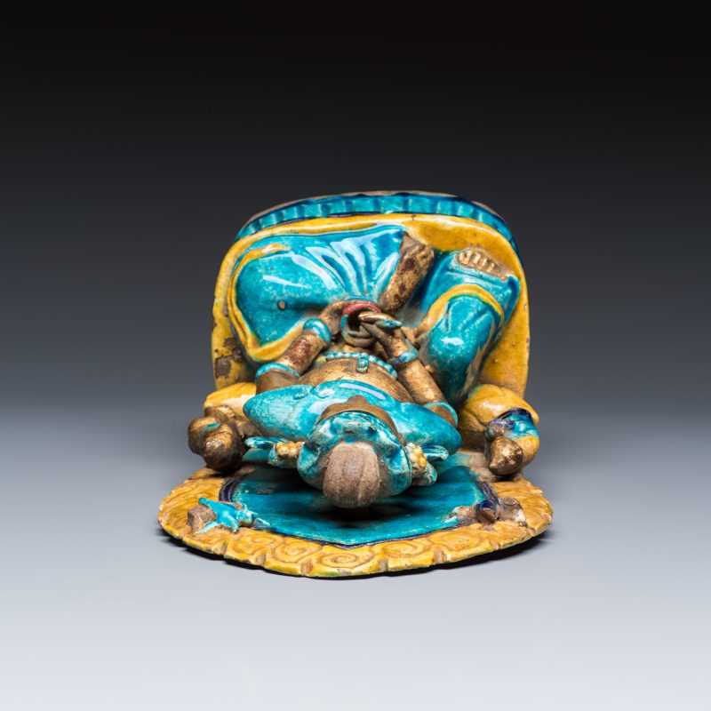 A Chinese gilt-decorated Fahua-glazed stoneware 'Bodhisattva with Attendants' group - 图6
