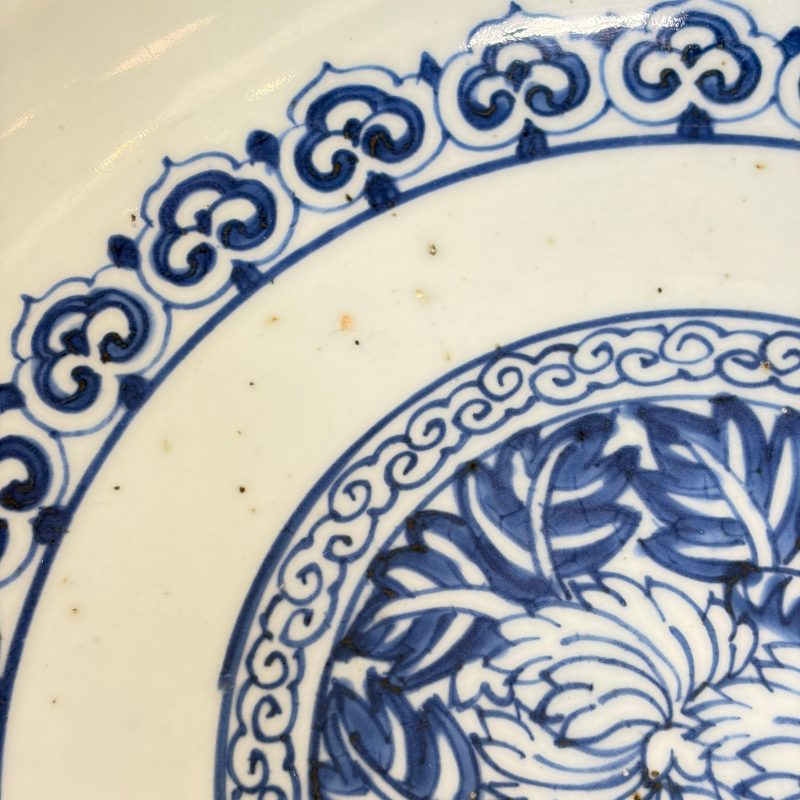 A Chinese blue and white dish with floral design - 图11