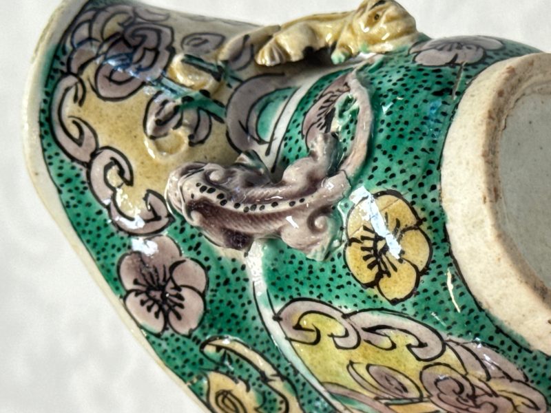 A Chinese famille verte sancai biscuit libation cup and a model of a shoe - 图25