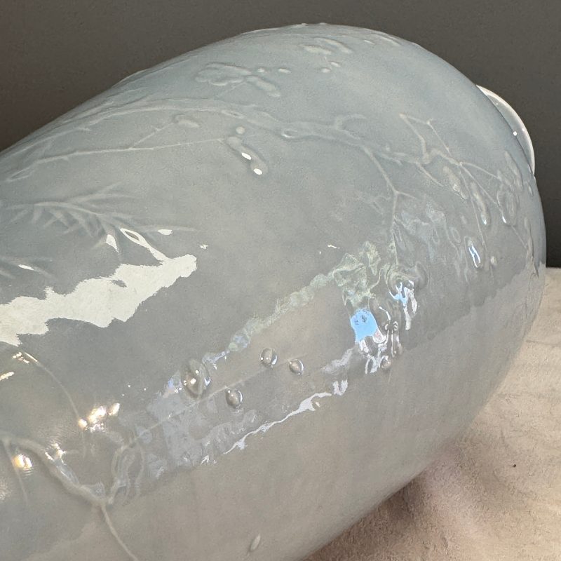 A Chinese claire-de-lune vase with floral relief design - 图14