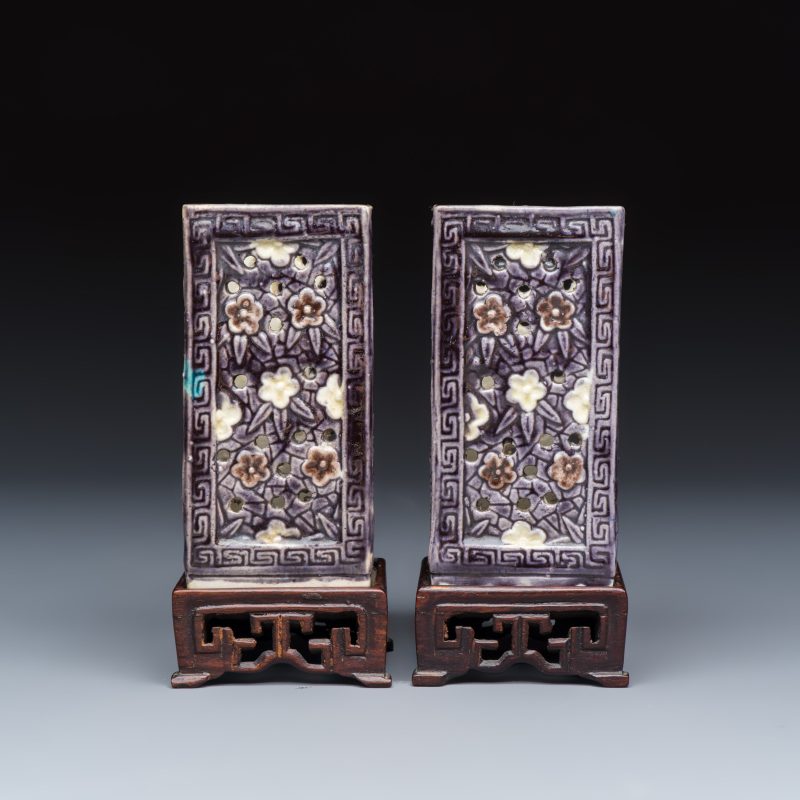 A pair of Chinese aubergine-glazed openworked square brush pots on later wooden stands - 图2