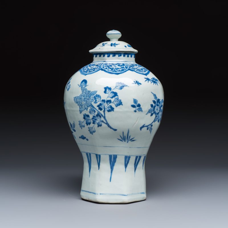 A Chinese blue and white covered vase with floral design - 图4