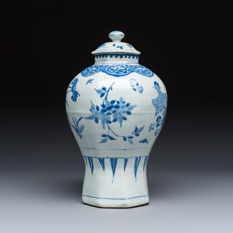 A Chinese blue and white covered vase with floral design - 图3