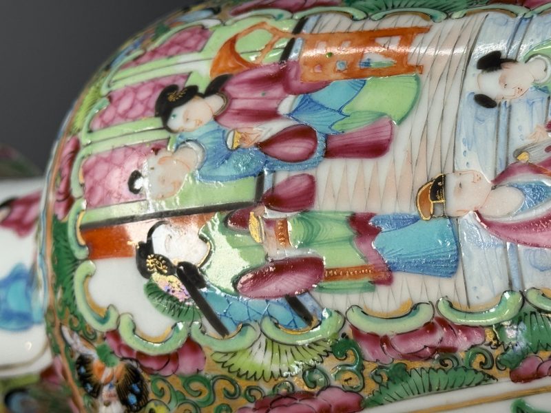 Four Chinese Canton famille rose vases and a covered bowl with figural design - 图47