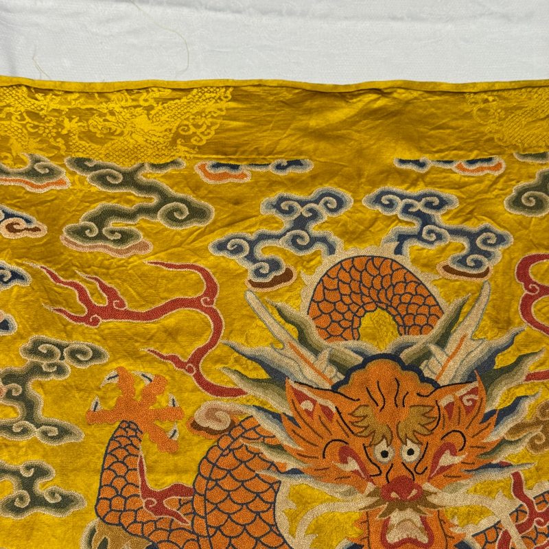 Two Chinese yellow-ground seed-stitch embroidered 'Dragon' panels - 图12