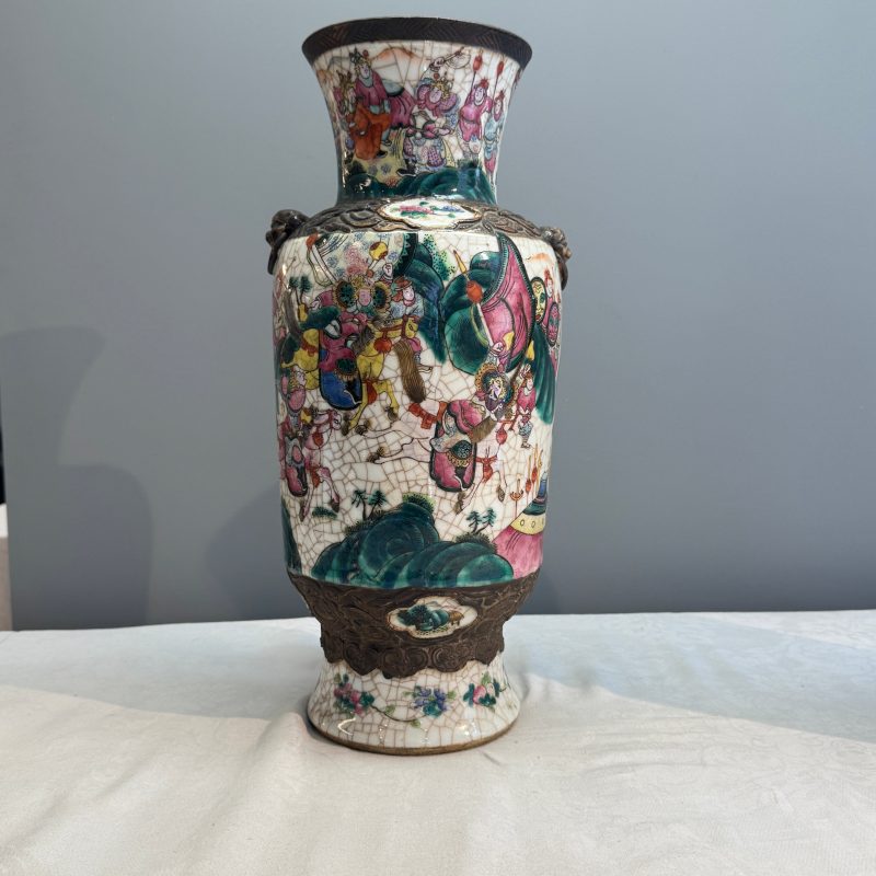 A pair of Chinese Nanking famille rose 'Warriors' vases - 图15