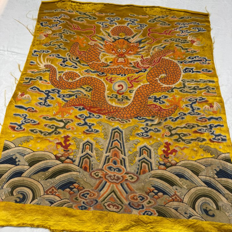 Two Chinese yellow-ground seed-stitch embroidered 'Dragon' panels - 图13
