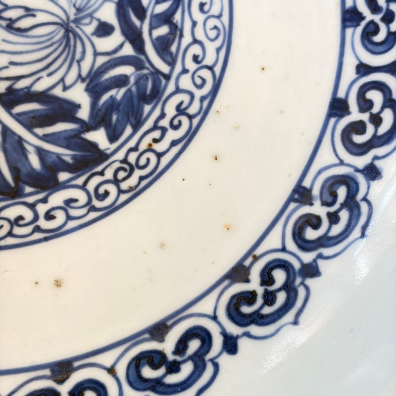 A Chinese blue and white dish with floral design - 图10