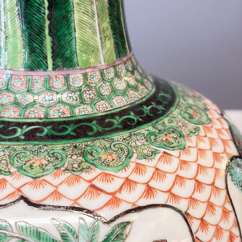 A pair of Chinese famille verte bottle vases with narrative design - 图20