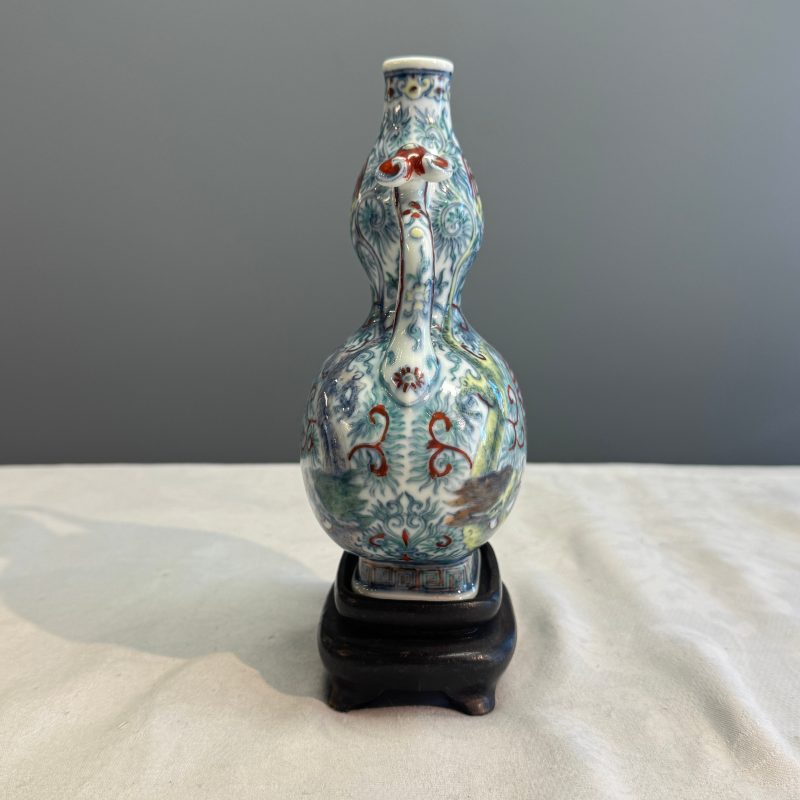A Chinese doucai double-gourd vase with dragons and ruyi handles - 图9