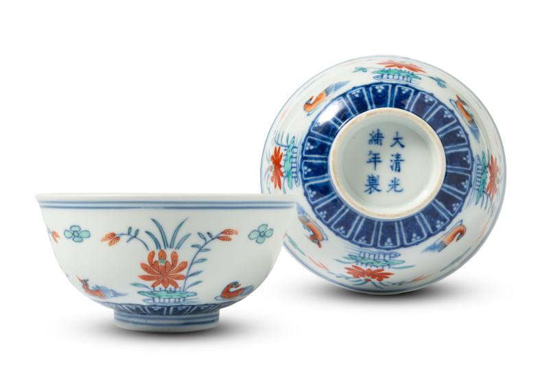 A pair of doucai 'mandarin duck in lotus pond' bowls, Guangxu mark and of the period (1875-1908) - 图1