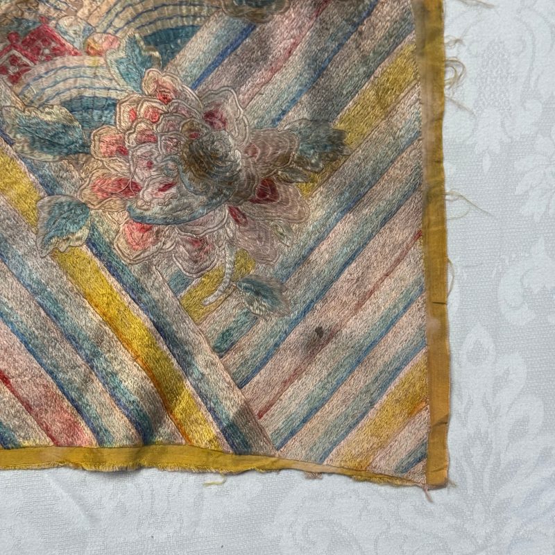 A pair of Chinese yellow-ground embroidered 'Dragons' and 'Phoenixes' panels - 图45