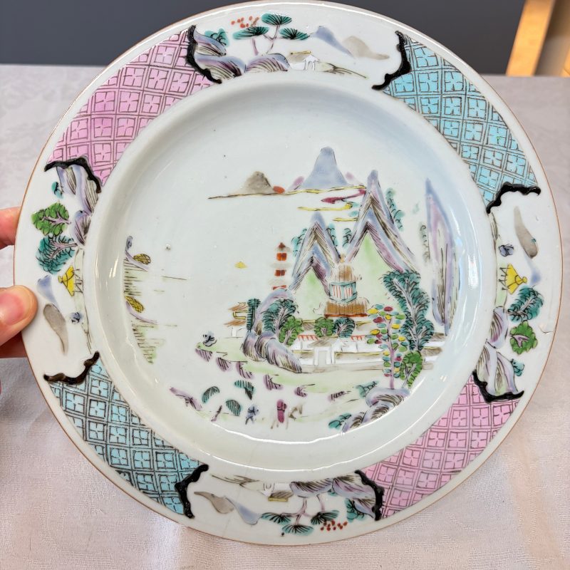 A collection of 13 Chinese famille rose 'Landscape' plates and dishes - 图44