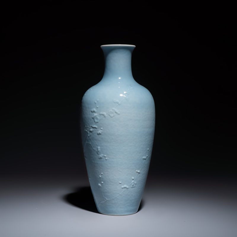 A Chinese claire-de-lune vase with floral relief design - 图3