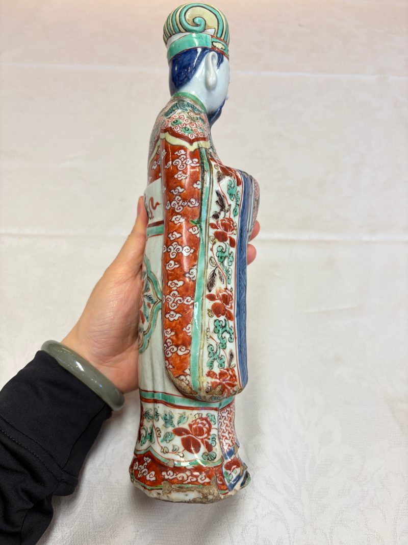 A rare Chinese wucai figure of a dignitary - 图11