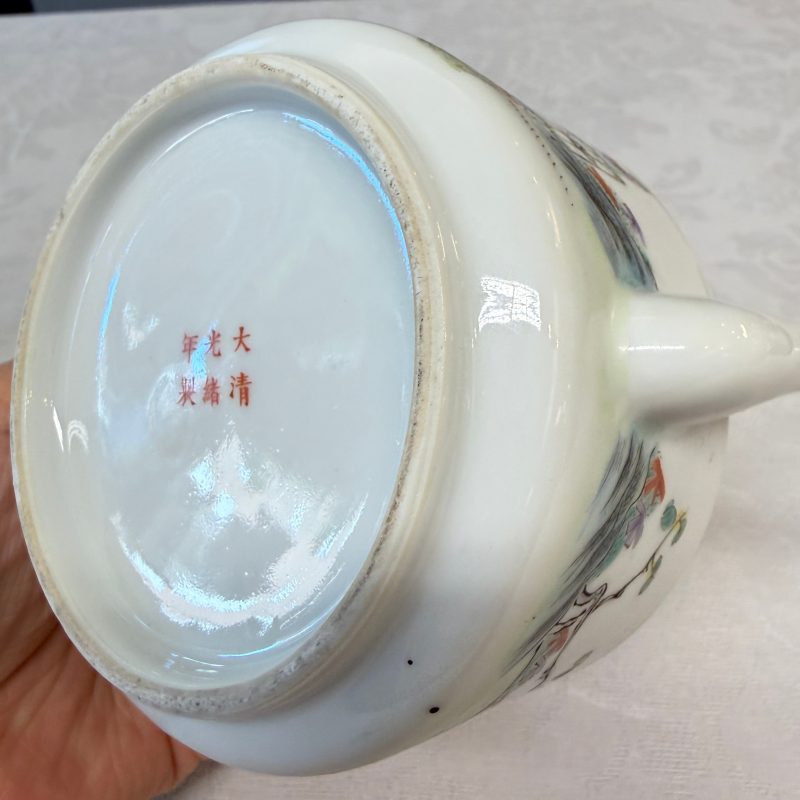 A Chinese famille rose 'Elegant Ladies and Playing Boys' teapot - 图19
