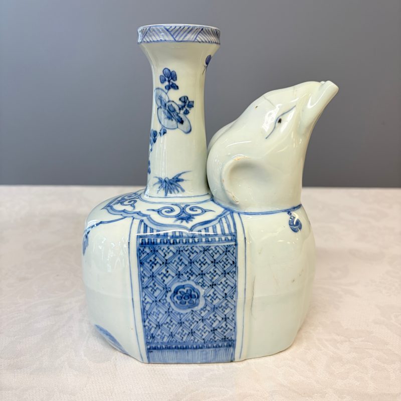 A Chinese blue and white 'Elephant' kendi - 图11