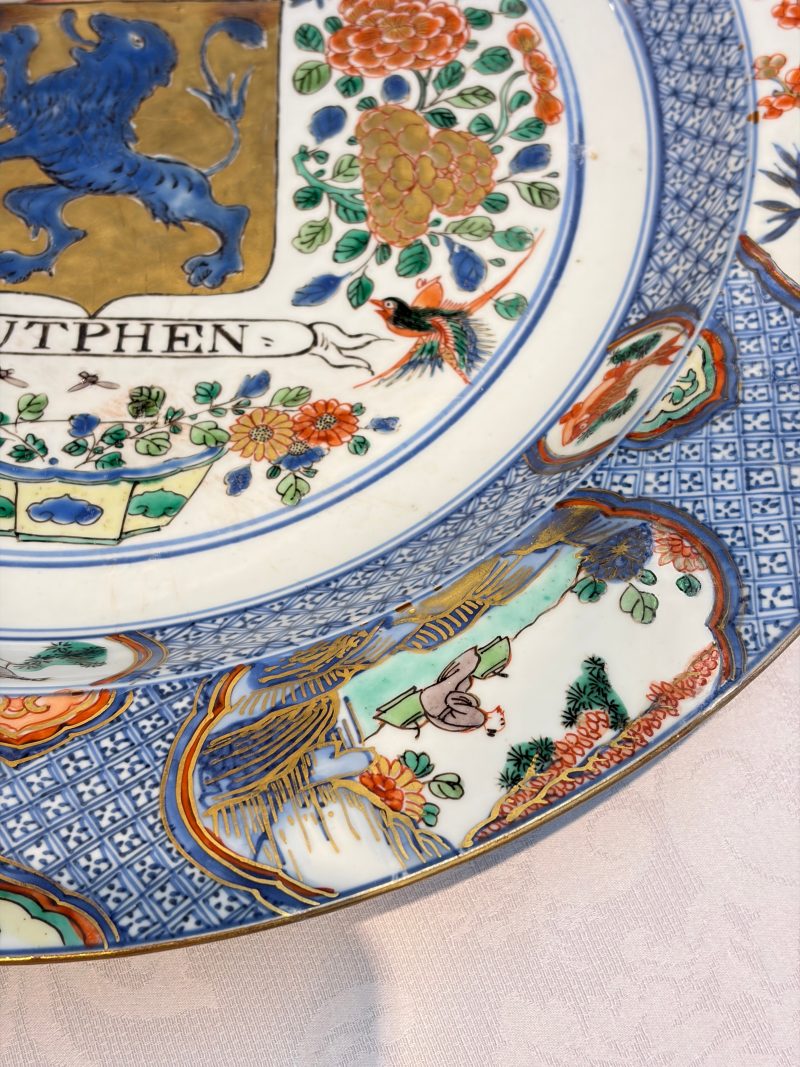 A large Chinese famille verte armorial 'Provinces' dish with the arms of Zutphen - 图8