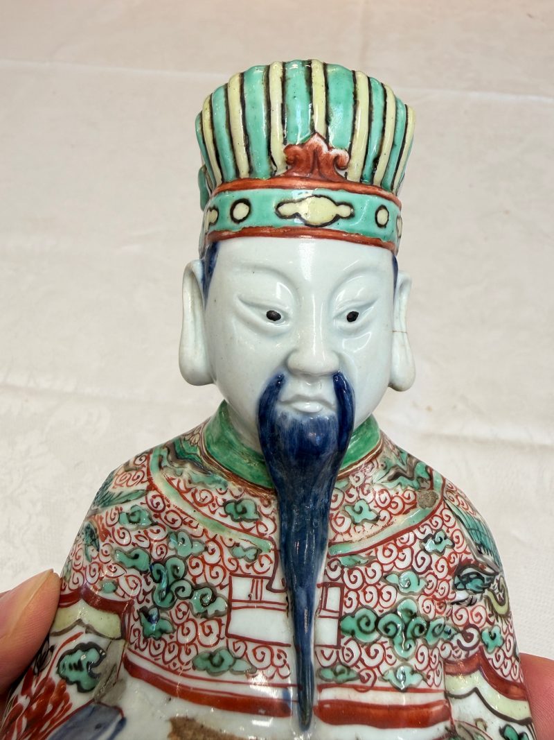 A rare Chinese wucai figure of a dignitary - 图12