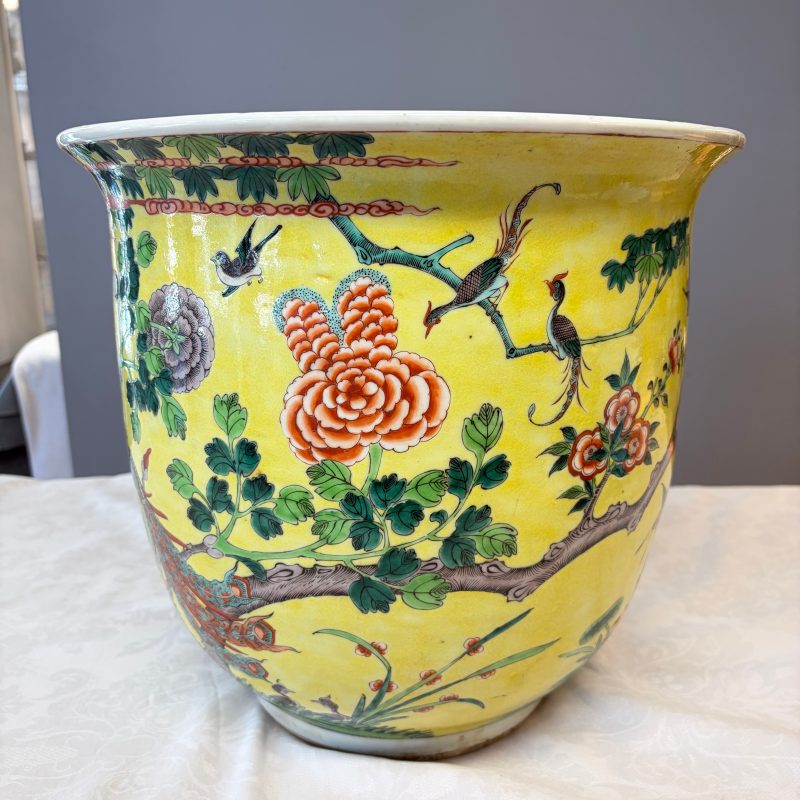 A Chinese famille verte yellow-ground 'Birds among Flowering Branches' jardinière - 图12