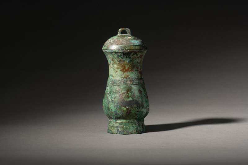 An archaic inscribed bronze lidded ritual wine vessel, Zhi - 图2