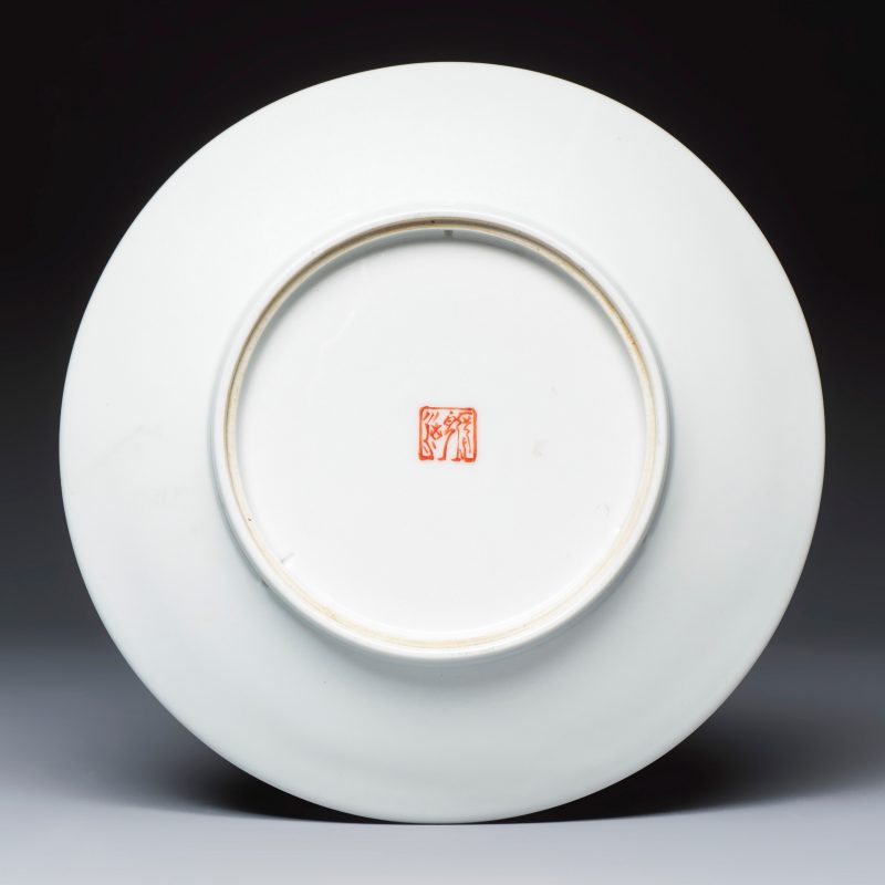 A Chinese iron-red and grisaille-decorated dish - 图2