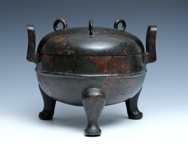 A large bronze ritual cauldron with cover, Ding - 图3