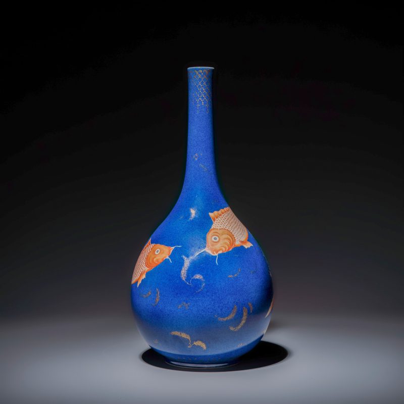 A Chinese gilt-heightened powder-blue-ground iron-red decorated 'Carps' vase - 图2