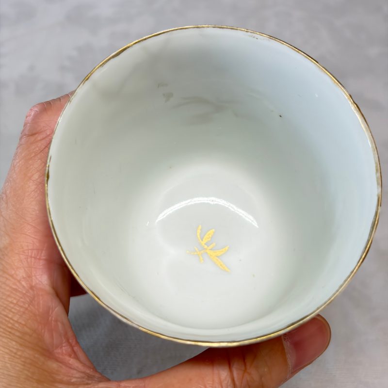 Three sets of Chinese export famille rose and grisaille 'European Subject' tea bowls and saucers - 图41