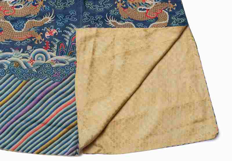 A blue-ground silk kesi dragon summer robe - 图11