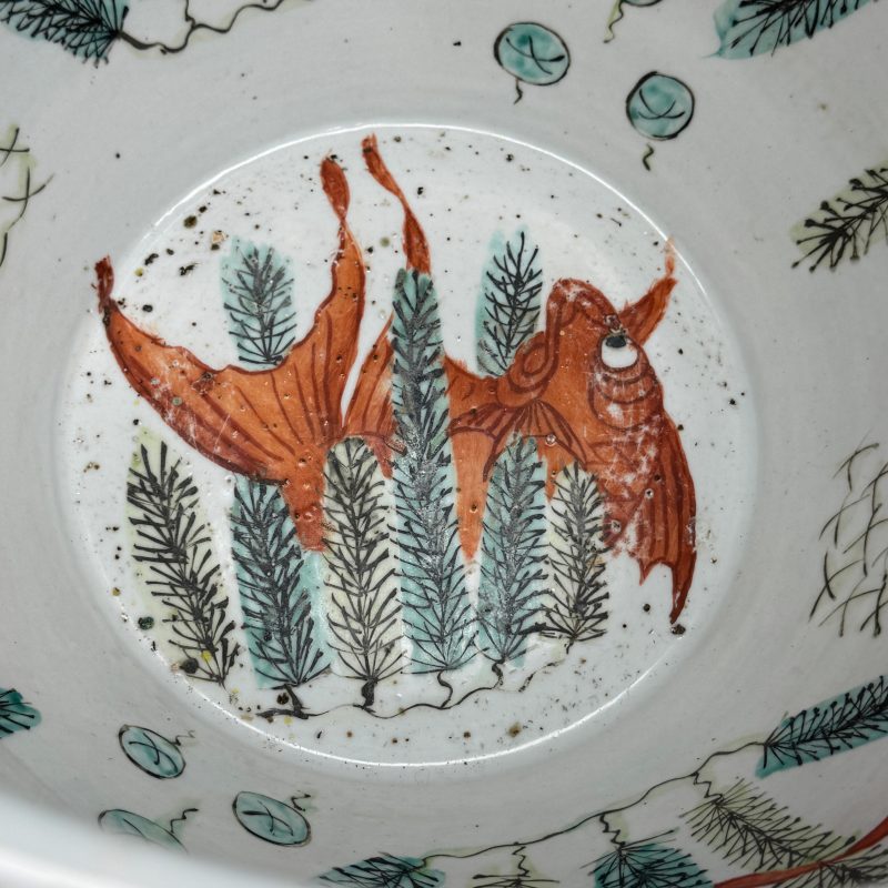 A pair of Chinese famille rose yellow-ground 'Antiquities' fish bowls with applied relief design - 图22