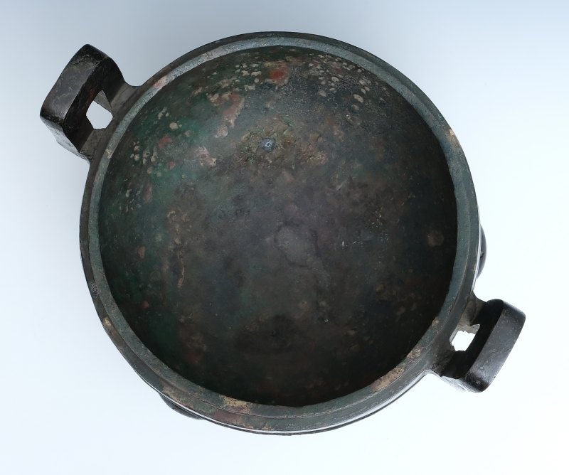 A large bronze ritual cauldron with cover, Ding - 图11