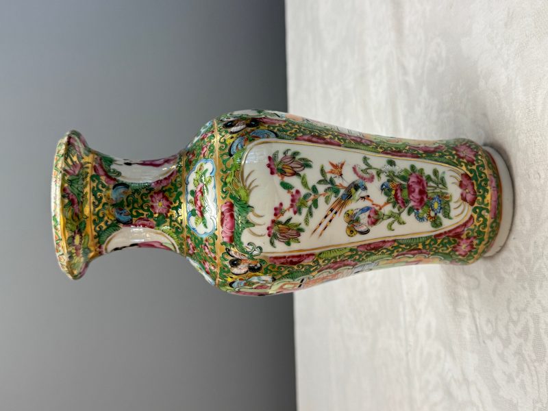 Four Chinese Canton famille rose vases and a covered bowl with figural design - 图51
