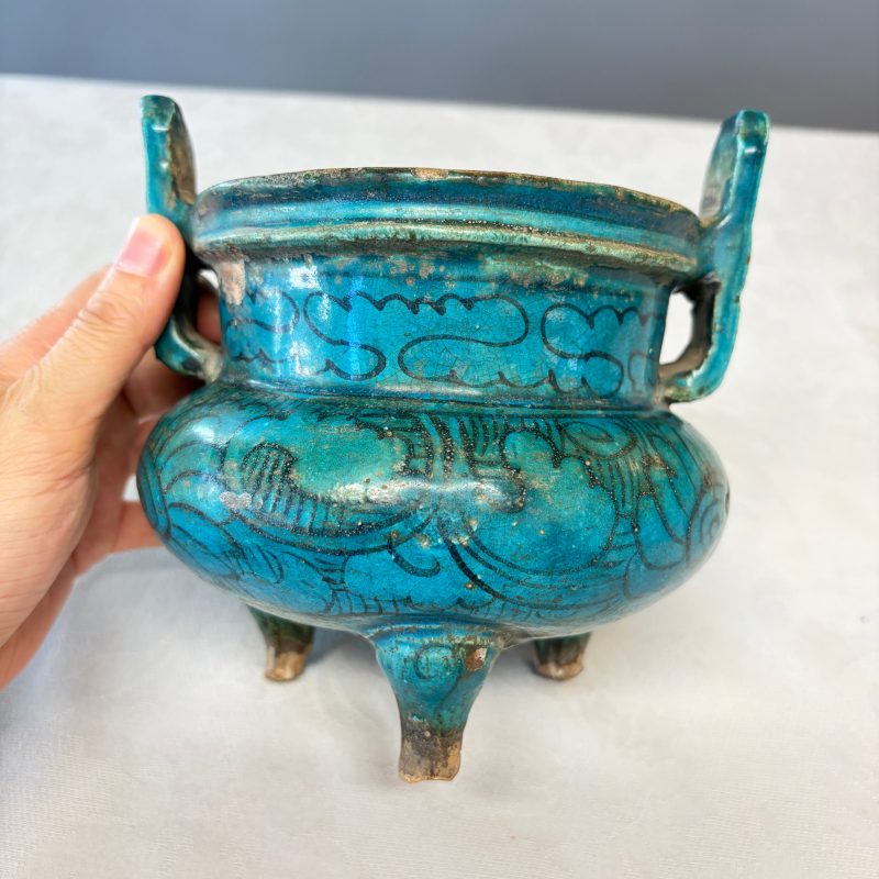 A Chinese peacock-blue-glazed tripod incense burner with wooden cover - 图12