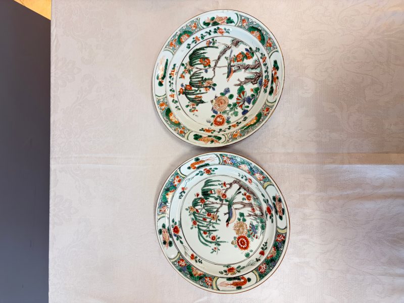 A pair of Chinese famille verte 'Bird among Willow and Flowering Branches' plates - 图3