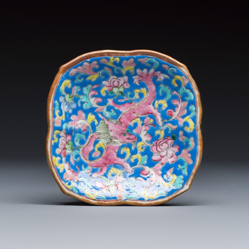 Four Chinese famille rose wares, one with gilt-bronze mounts - 图8