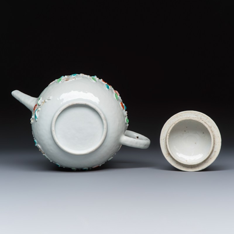 A Chinese famille rose relief-decorated teapot with floral design - 图7