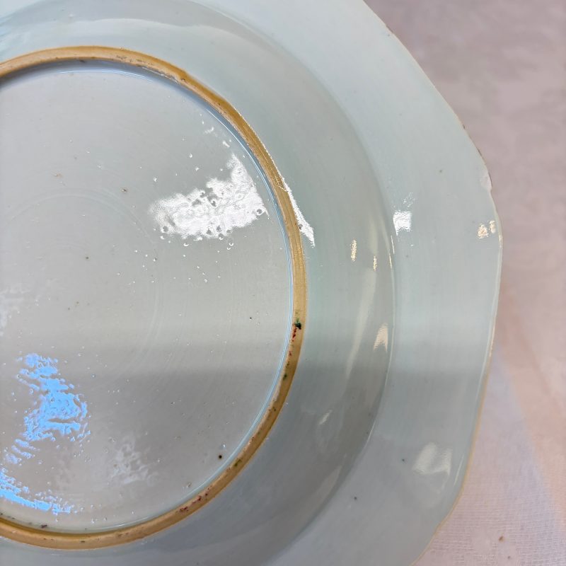 A pair of octagonal Chinese famille rose plates with a boat on a river - 图12