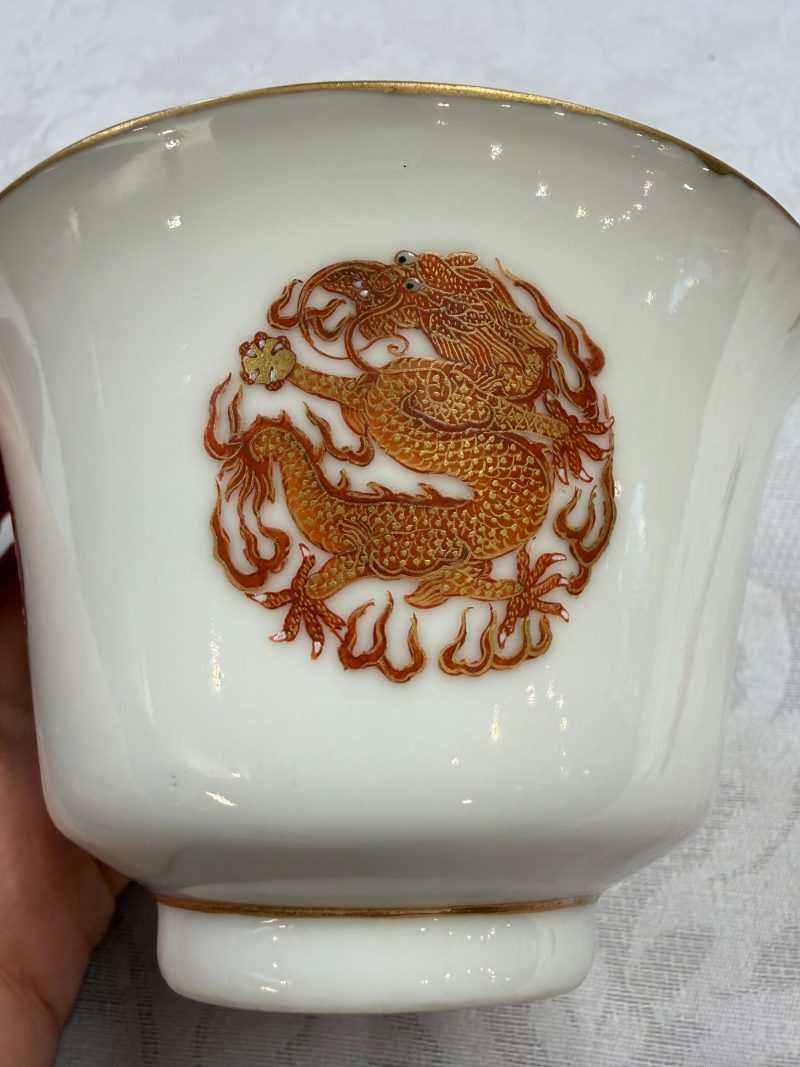 A fine Chinese iron-red and gilt-decorated 'Dragon' covered tea bowl with stand - 图30
