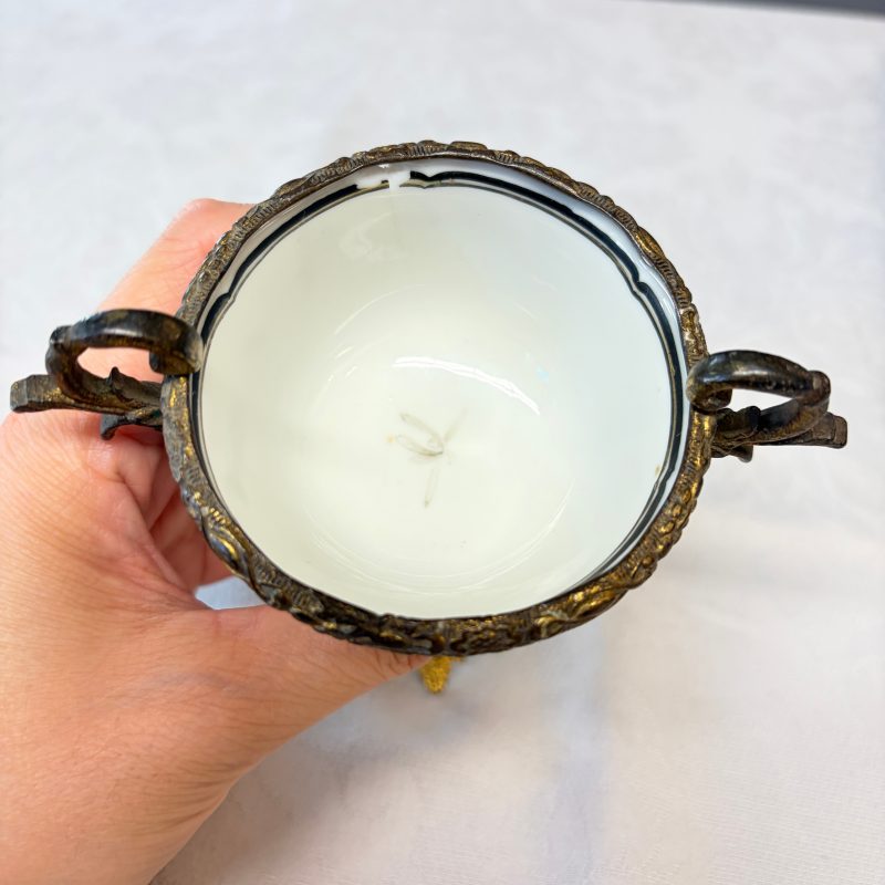 11 Chinese famille rose wares, one with gilt-bronze mounts - 图51