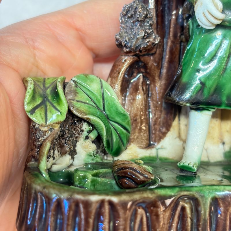 A Chinese aubergine-glazed brush rest and a famille verte sancai biscuit group - 图19