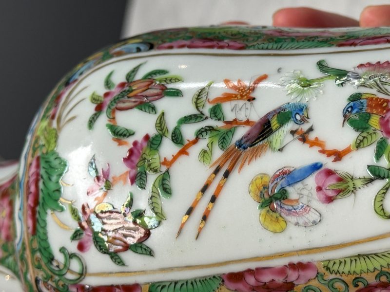 Four Chinese Canton famille rose vases and a covered bowl with figural design - 图50