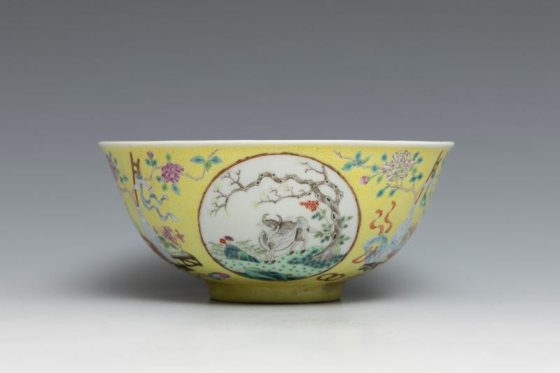 A pair of famille rose yellow-ground 'three rams' medallion bowls, Guangxu mark and of the period (1875-1908) - 图4