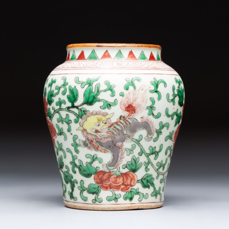 A small Chinese wucai 'Buddhist Lions and Peony Scrolls' jar - 图4