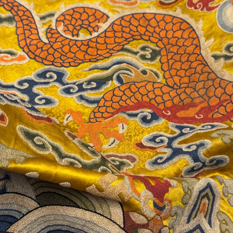 Two Chinese yellow-ground seed-stitch embroidered 'Dragon' panels - 图15